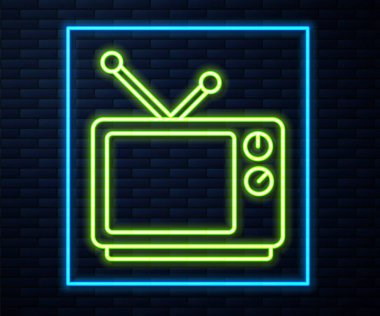 Parlayan neon hattı Retro TV ikonu tuğla duvar arka planında izole edildi. Televizyon tabelası. Vektör İllüstrasyonu.