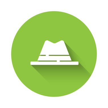 Uzun gölgeli, kurdele ikonlu beyaz adam şapkası. Yeşil daire düğmesi. Vektör.