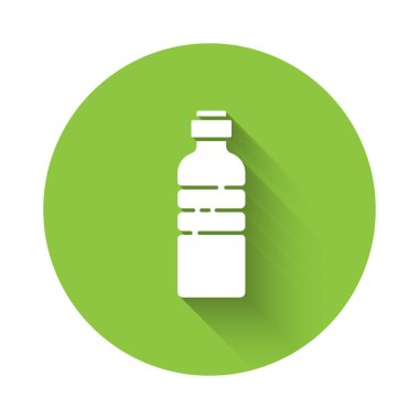 Uzun gölgeli beyaz bir şişe ikon. Soda su içme tabelası. Yeşil daire düğmesi. Vektör İllüstrasyonu.