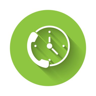 Beyaz Telefon 24 saat boyunca izole edilmiş uzun gölgeli ikon. Tüm gün müşteri destek merkezi. Tam zamanlı çağrı servisi. Yeşil daire düğmesi. Vektör İllüstrasyonu.