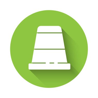 Uzun gölgeli ikon dikmek için beyaz yüksük. Yeşil daire düğmesi. Vektör İllüstrasyonu.