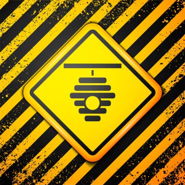 Sarı arka planda izole edilmiş arılar için kara kovan. Arı kovanı sembolü. Apiary ve arı yetiştiriciliği. Tatlı doğal yemek. Uyarı işareti. Vektör