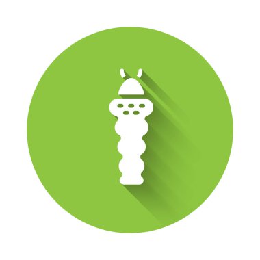 Beyaz Larva böcek ikonu uzun gölgeli izole edilmiş. Yeşil daire düğmesi. Vektör