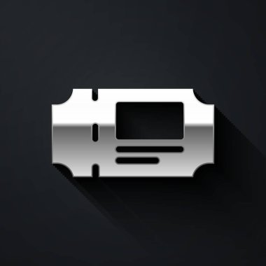 Gümüş Müze bileti simgesi siyah arka planda izole edildi. Tarih müzesi bileti etkinliği sergi gezisini kabul ediyor. Uzun gölge tarzı. Vektör