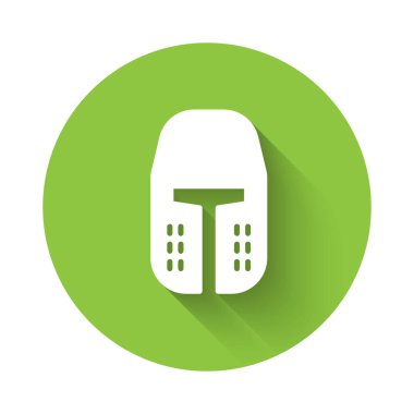 Beyaz Ortaçağ demir miğferi uzun gölgeli izole edilmiş kafa koruma ikonu. Yeşil daire düğmesi. Vektör