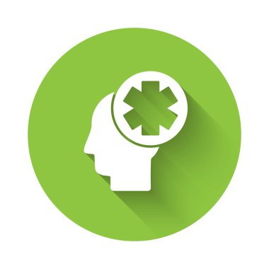 Hastane ikonu uzun gölgeli beyaz erkek kafası. Akıl sağlığı, sağlık ve sağlık sigortası olan bir kafa. Yeşil daire düğmesi. Vektör İllüstrasyonu