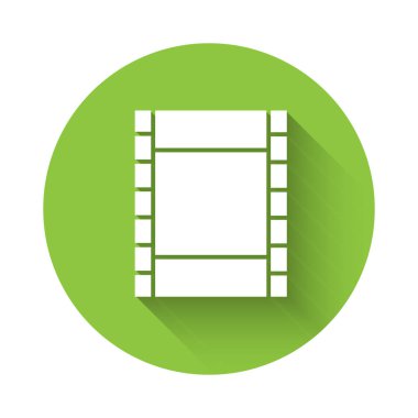Ak Oyun Video simgesi uzun gölgeyle izole edildi. Film şeridi tabelası. Yeşil daire düğmesi. Vektör İllüstrasyonu