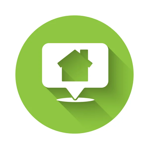 Witte kaart wijzer met huis pictogram geïsoleerd met lange schaduw. Markeringssymbool voor de thuislocatie. Groene cirkel knop. Vector Illustratie — Stockvector