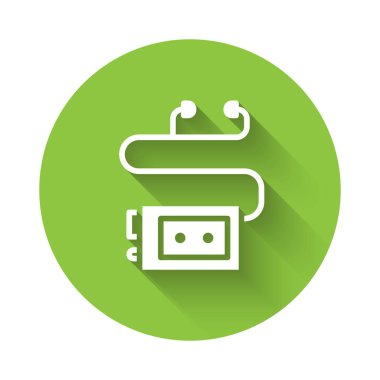 Beyaz Müze ses rehberi ikonu uzun gölgeli izole edilmiş. Gezintiler için kulaklık. Yeşil daire düğmesi. Vektör