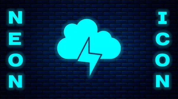 Icono de tormenta de neón brillante aislado sobre fondo de pared de ladrillo. Nube y relámpago. Icono del tiempo de tormenta. Vector — Vector de stock