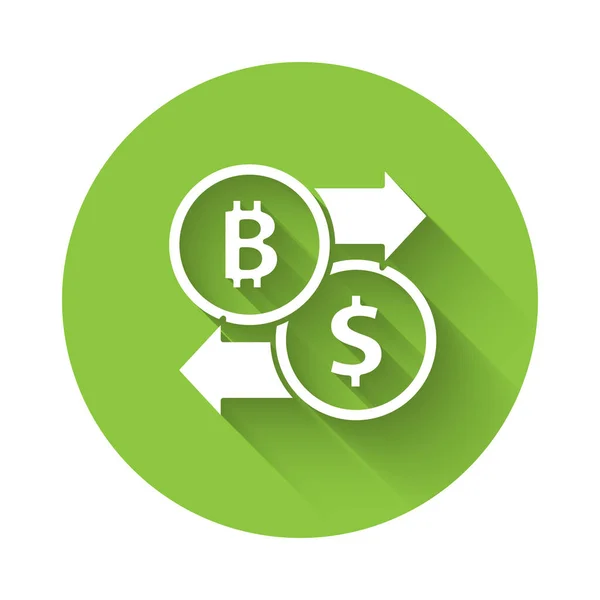 Bílá ikona výměny kryptoměn izolovaná s dlouhým stínem. Ikona výměny bitcoinů za dolar. Kryptoměnová technologie, mobilní bankovnictví. Zelený knoflík. Vektor — Stockový vektor