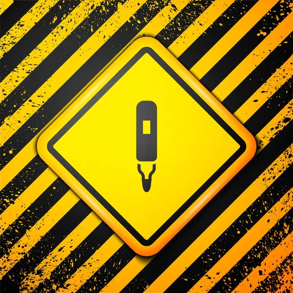 Icono de rotulador negro aislado sobre fondo amarillo. Lápiz de punta de fieltro. Señal de advertencia. Vector — Vector de stock