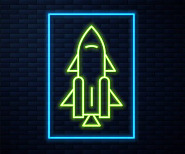 Duvarda izole edilmiş ateş ikonu olan parlak neon çizgili roket gemisi. Uzay yolculuğu. Vektör