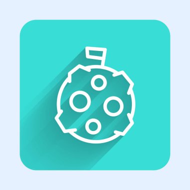 Bayrak ikonlu beyaz çizgi ay uzun gölgeli izole edilmiş. Yeşil kare düğmesi. Vektör.