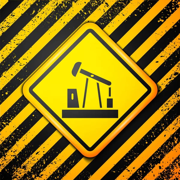 黄色の背景に隔離されたブラックオイルポンプまたはポンプジャックアイコン 石油掘削機 警告サインだ ベクトル — ストックベクタ