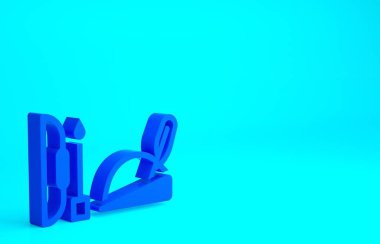 Mavi Robin şapkası mavi arka planda yay, ok ve tüy ile izole edilmiş. Minimalizm kavramı. 3d illüstrasyon 3B canlandırma.