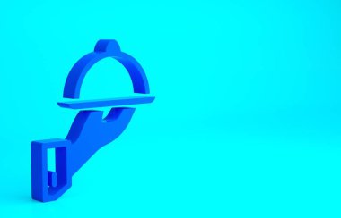 Mavi kaplamalı ve mavi arka planda bir tepsi yiyecek ikonu var. Tepsi ve kapak işareti. Kapaklı bir restoran saati. Minimalizm kavramı. 3d illüstrasyon 3B canlandırma.