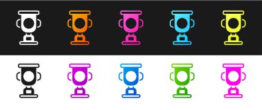 Ödül kupa simgesini siyah ve beyaz arkaplanda izole et. Galibiyet ödülü sembolü. Şampiyonluk ya da yarışma kupası. Spor başarısı işareti. Vektör