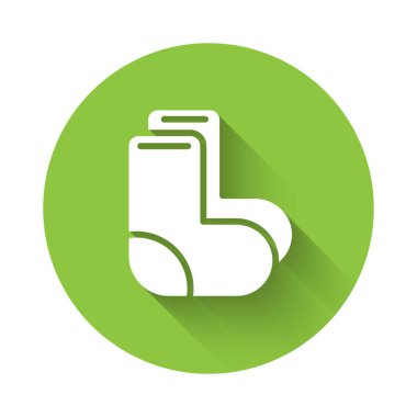 Beyaz Valenki ikonu uzun gölgelerle izole edilmiş. Ulusal Rus kış ayakkabıları. Rusya 'da geleneksel sıcak çizmeler. Yeşil daire düğmesi. Vektör