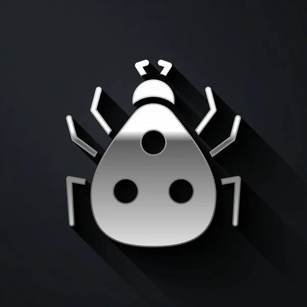Zilveren Ladybug icoon geïsoleerd op zwarte achtergrond. Lange schaduw stijl. Vector — Stockvector