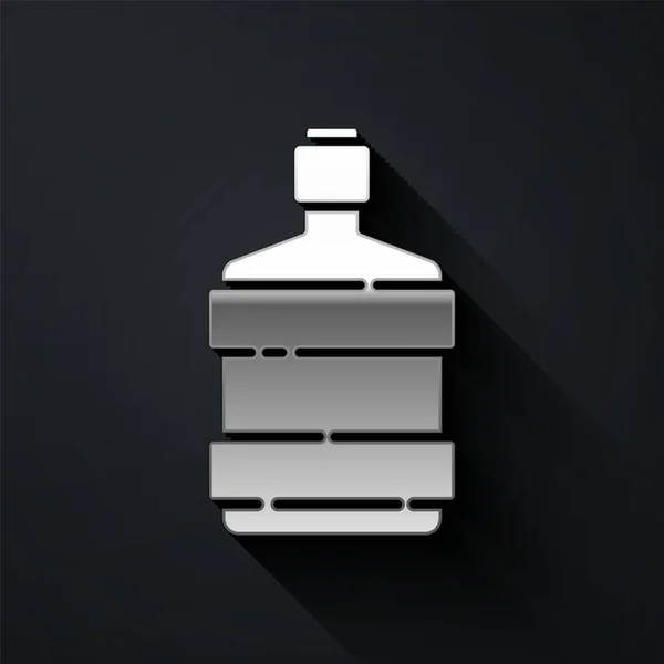 Серебряная большая бутылка с иконой чистой воды на черном фоне. Пластиковый контейнер для холодильника. Длинный стиль тени. Векторная миграция — стоковый вектор