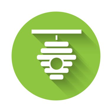 Arılar için beyaz kovan uzun gölgeli izole edilmiş. Arı kovanı sembolü. Apiary ve arı yetiştiriciliği. Tatlı doğal yemek. Yeşil daire düğmesi. Vektör