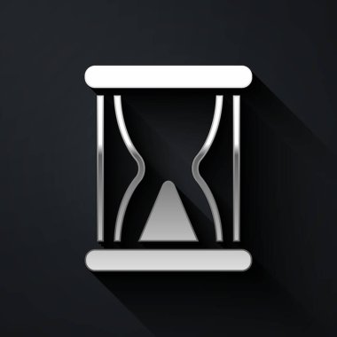 Siyah zemin üzerinde kum ikonu olan eski gümüş kum saati. Kum saati işareti. İş ve zaman yönetimi kavramı. Uzun gölge tarzı. Vektör
