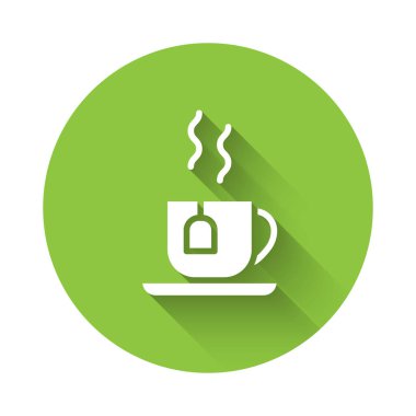 Çay poşeti ikonlu, uzun gölgeli beyaz bir fincan çay. Yeşil daire düğmesi. Vektör.