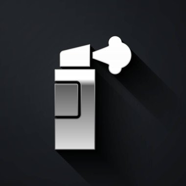 Siyah arka planda izole edilmiş gümüş biber gazı ikonu. OC gazı. Capsicum nefsi müdafaa spreyi. Uzun gölge tarzı. Vektör.