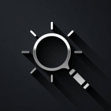 Siyah arkaplanda gümüş büyüteç simgesi var. Arama, odaklanma, yakınlaştırma, iş sembolü. Uzun gölge tarzı. Vektör.