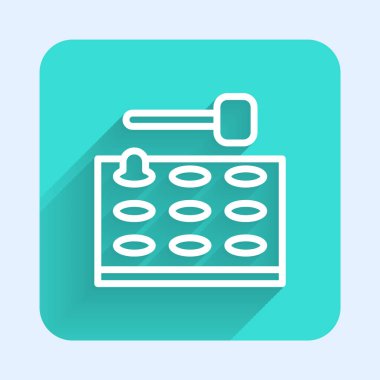 Uzun gölgeli çekiç ikonlu beyaz çizgi oyun makinesi. Lunapark eğlencesi. Yeşil kare düğmesi. Vektör.