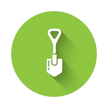 Beyaz Kürek ikonu uzun gölgeli izole edilmiş. Bahçe aletleri. Bahçecilik, tarım, çiftçilik aleti. Yeşil daire düğmesi. Vektör İllüstrasyonu.