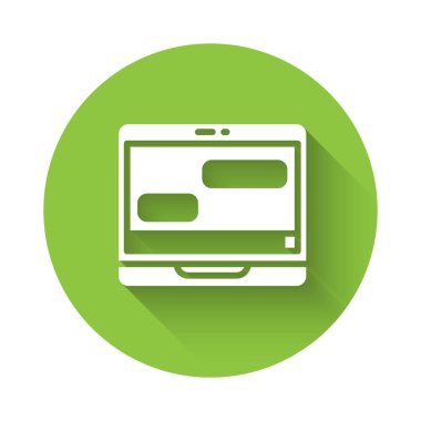 Laptop ikonundaki uzun gölgeli beyaz sohbet mesajları bildirimi. Smartphone sohbet mesajları konuşma baloncukları. Yeşil daire düğmesi. Vektör.