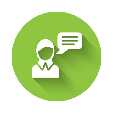 Beyaz Konuşma baloncuk sohbet simgesi uzun gölgeli izole. İleti simgesi. İletişim ya da yorum sohbet sembolü. Yeşil daire düğmesi. Vektör.