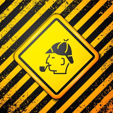 Sarı arka planda izole edilmiş tüten pipo ikonu olan siyah Sherlock Holmes. - Dedektif. Uyarı işareti. Vektör.