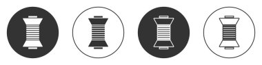 Beyaz arkaplanda siyah dikiş ipliği izole edilmiş. İplik makarası. İplik kutusu. Çember düğmesi. Vektör İllüstrasyonu.