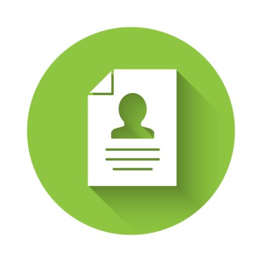 Beyaz Kalan simgesi uzun gölgeyle izole edildi. Özgeçmiş başvurusu. Profesyonel personel aranıyor. Personel analizi devam ediyor. Yeşil daire düğmesi. Vektör.