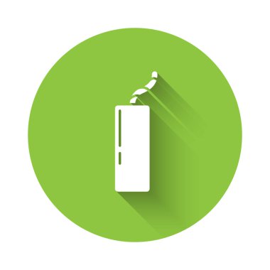 Beyaz Patlayıcı bomba çubuğu ve zamanlayıcı ikonu uzun gölgeli. Saatli bomba - patlama tehlikesi kavramı. Yeşil daire düğmesi. Vektör.