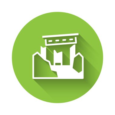 Beyaz Eskiler 'in kalıntıları uzun gölgelerle izole edilmiş. Yeşil daire düğmesi. Vektör.