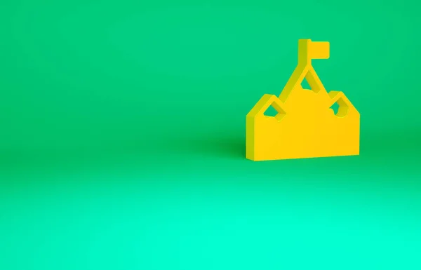 Оранжевые горы с флагом на верхней иконке, выделенной на зеленом фоне. Символ победы или концепции успеха. Достижение цели. Концепция минимализма. 3D-рендеринг — стоковое фото
