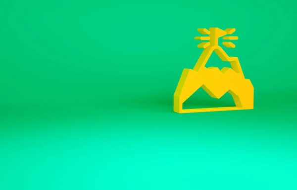 Πορτοκαλί βουνά με σημαία στην κορυφή εικονίδιο απομονώνονται σε πράσινο φόντο. Σύμβολο της νίκης ή της επιτυχίας έννοια. Επίτευξη στόχου. Μινιμαλιστική έννοια. 3d απεικόνιση 3D καθιστούν — Φωτογραφία Αρχείου