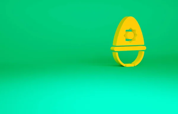Помаранчевий британський шолом був ізольований на зеленому фоні. Концепція мінімалізму. 3D-рендеринг — стокове фото