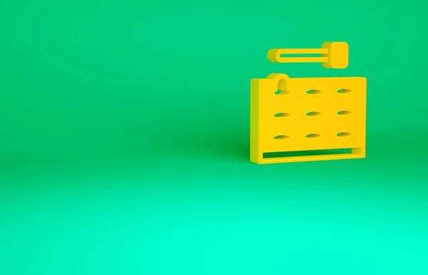 Máquina de juego Orange Arcade con icono de martillo aislado sobre fondo verde. Atracción al parque de atracciones. Concepto minimalista. 3D ilustración 3D render —  Fotos de Stock