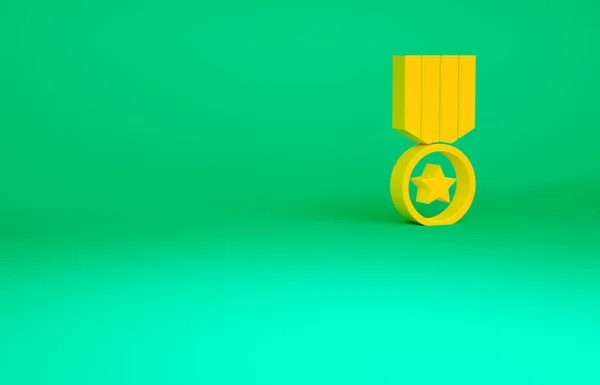 Pomarańczowy Medal z ikoną gwiazdy na zielonym tle. Znak osiągnięć zwycięzcy. Medal nagrody. Koncepcja minimalizmu. Ilustracja 3D 3D renderowania — Zdjęcie stockowe