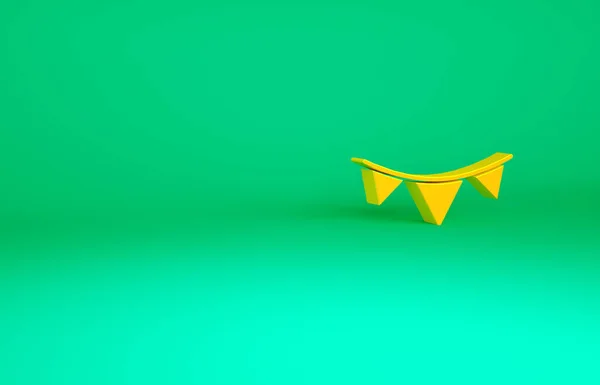 Πορτοκαλί Καρναβάλι γιρλάντα με σημαίες εικόνα απομονώνονται σε πράσινο φόντο. Παντελόνια για εορτασμούς γενεθλίων, διακόσμηση φεστιβάλ. Μινιμαλιστική έννοια. 3d απεικόνιση 3D καθιστούν — Φωτογραφία Αρχείου