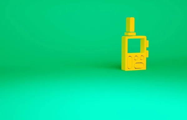 Иконка Orange Walkie Talkie выделена на зеленом фоне. Портативный значок радиопередатчика. Знак радиопередатчика. Концепция минимализма. 3D-рендеринг — стоковое фото