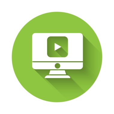 White Online video oynatma simgesi uzun gölgeyle izole edildi. Bilgisayar monitörü ve oyun işaretli film şeridi. Yeşil daire düğmesi. Vektör İllüstrasyonu.