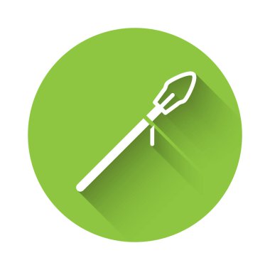 Beyaz Ortaçağ mızrak ikonu uzun gölgeli izole edilmiş. Ortaçağ silahı. Yeşil daire düğmesi. Vektör.