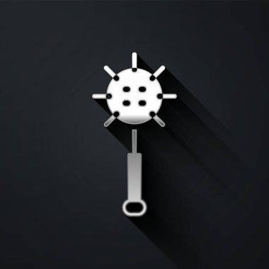 Siyah arka planda izole edilmiş gümüş ortaçağ zincirli top ikonu. Ortaçağ silahı. Uzun gölge tarzı. Vektör.