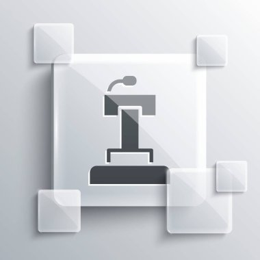 Grey Stage ya da münazara kürsüsü kürsüsü ikonu gri arka planda izole edilmiş. Konferans konuşma tribünü. Kare cam paneller. Vektör.